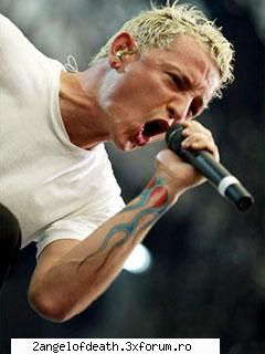 moama ce fata face chester bennington