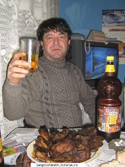 eu cu citiva prieteni 
aici eu! cateva poze de la revelion