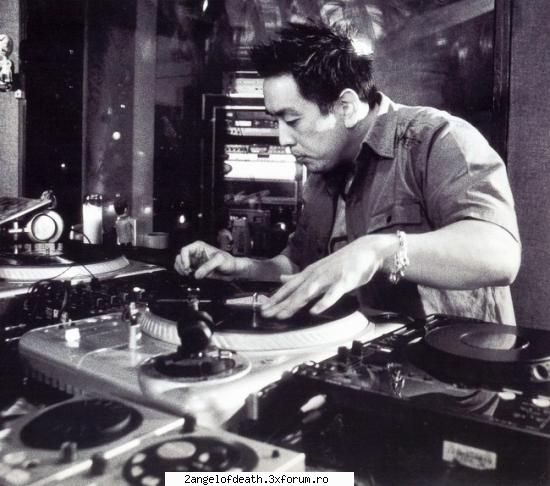 Joe Hahn - Joe este originar din Glendale, CA, dar locuieste - ...:::Trupe:::...